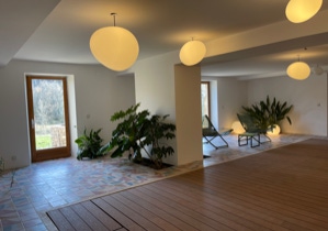 PISCINE INTERIEURE (8,3X 3,3) CHAUFFÉE SECURISÉE,FOND RELEVABLE, VELO DE PISCINE, DOUCHE, WC