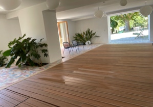 PISCINE INTERIEURE (8,3X 3,3) CHAUFFÉE SECURISÉE,FOND RELEVABLE, VELO DE PISCINE, DOUCHE, WC