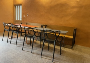 SALLE À MANGER, GRANDE TABLES, BANCS, CHAISES, CHAISES HAUTES, SYSTEME SONO ET LUMIÈRES.