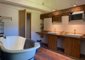 SUITE SALLE DE BAIN, BAIGNOIRE, DOUCHE A L'ITALIENNE, DEUX VASQUES, WC SÉPARÉ.