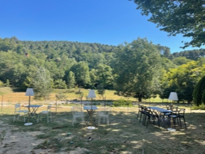 SALON  EXTERIEUR, TRANSATS, CABENE DANS L'ARBRE, AIRE DE JEUX, TRAMPOLINE, TABLES, CHAISES, PERGOLA.