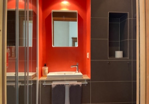 SALLE DE BAIN 1ER ETAGE, DOUCHE, LAVE MAIN WC.