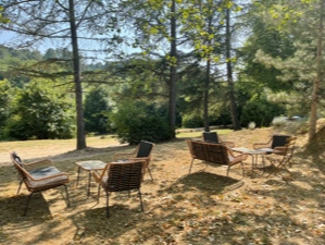 SALON  EXTERIEUR, TRANSATS, CABENE DANS L'ARBRE, AIRE DE JEUX, TRAMPOLINE, TABLES, CHAISES, PERGOLA.