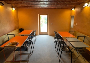 SALLE À MANGER, GRANDE TABLES, BANCS, CHAISES, CHAISES HAUTES, SYSTEME SONO ET LUMIÈRES.