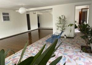 PISCINE INTERIEURE (8,3X 3,3) CHAUFFÉE SECURISÉE,FOND RELEVABLE, VELO DE PISCINE, DOUCHE, WC