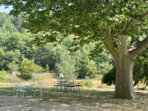 SALON  EXTERIEUR, TRANSATS, CABENE DANS L'ARBRE, AIRE DE JEUX, TRAMPOLINE, TABLES, CHAISES, PERGOLA.