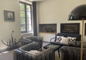 SALON AVEC INSERT, BIBLIOTHEQUE, JEUX, CARTES, GUIDES