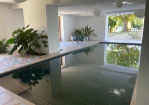 PISCINE INTERIEURE (8,3X 3,3) CHAUFFÉE SECURISÉE,FOND RELEVABLE, VELO DE PISCINE, DOUCHE, WC 